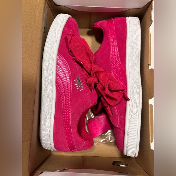NWOT-Puma Suede Heart sneakers JR- Size 6.5👟 - Picture 9 of 12